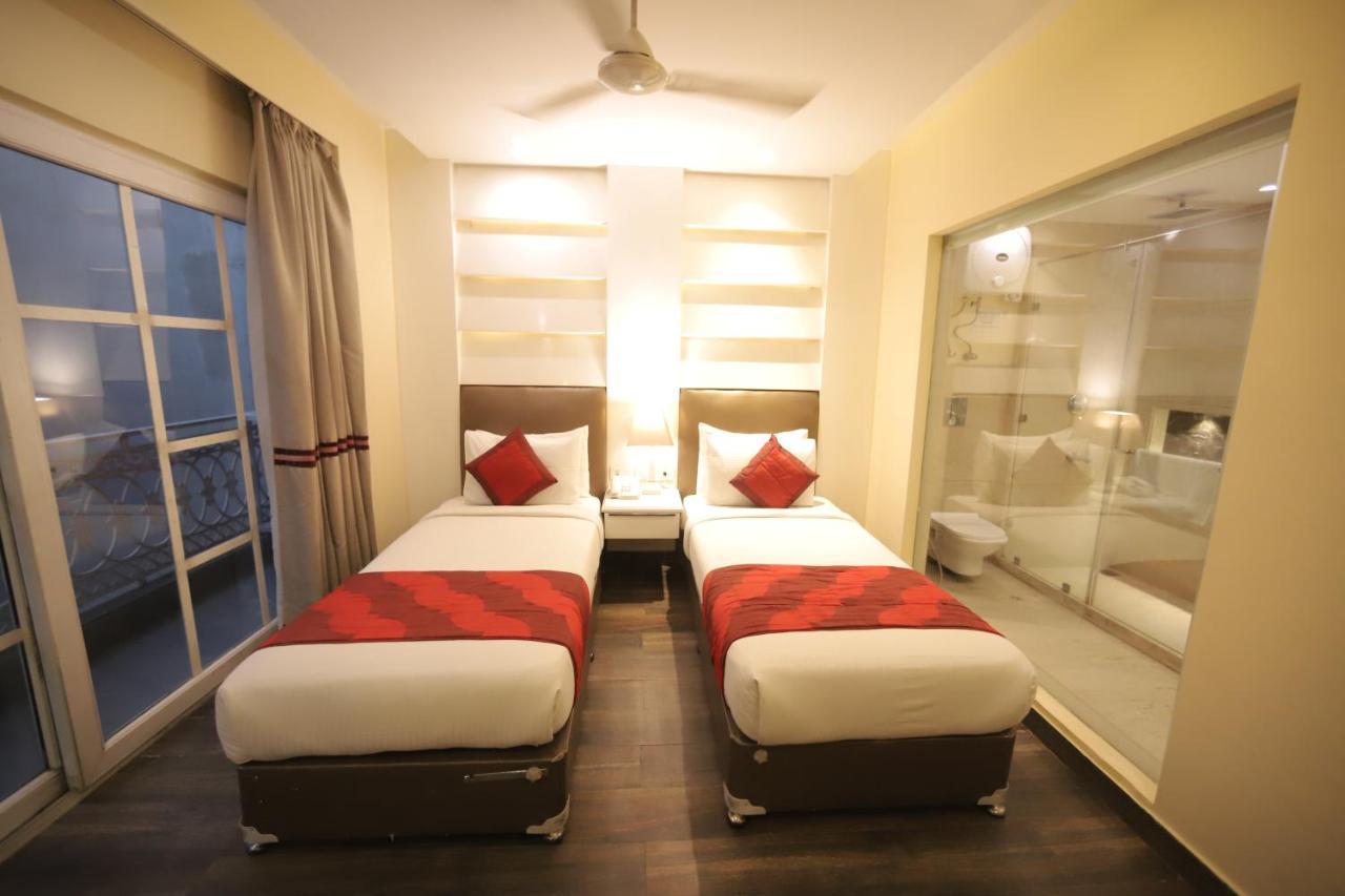 Picasso Prive Naraina Delhi - Couple Friendly Local Ids Accepted
