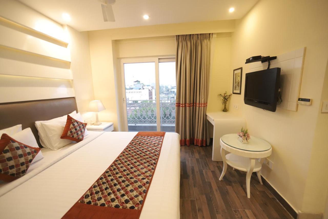 Picasso Prive Naraina Delhi - Couple Friendly Local Ids Accepted