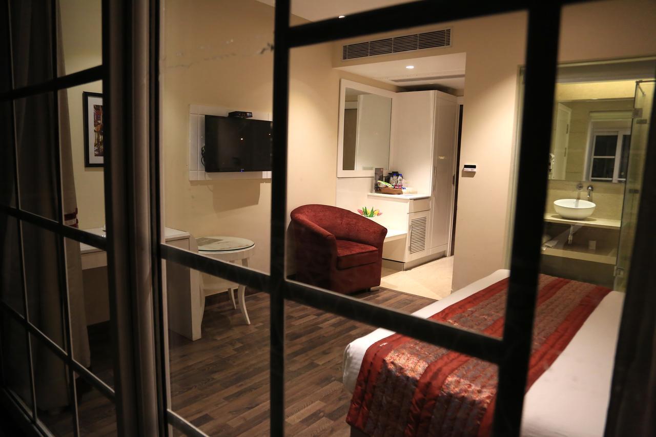Picasso Prive Naraina Delhi - Couple Friendly Local Ids Accepted